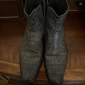Gator boots in grey